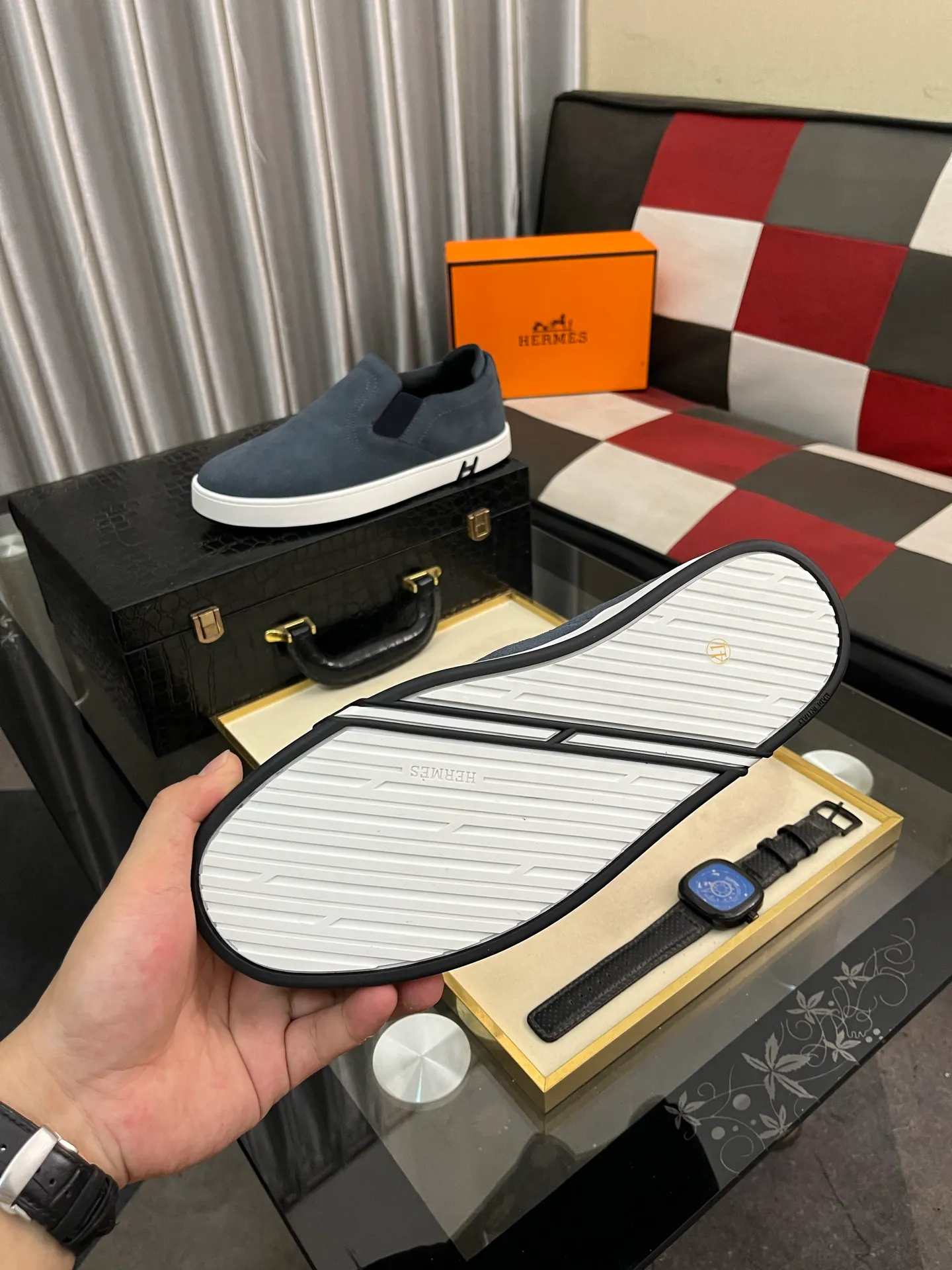 Men's Men's Shoes💰458⌚️⌚️HERMES/Hermès Hugo sneakers are casual men's shoes. These sneakers are made of imported first-layer cowhide leather and breathable mesh design. The contrasting color design creates a dynamic and modern shape. The front end of the toe is decorated with natural-color rubber inlays, making it novel and fashionable. The texture is incomparable, with cowhide lining and cowhide foot pads, the upper foot is comfortable and breathable, and the rubber sole is decorated with geometric patterns and iconic "H" details. A very personal one! Size: 38-44